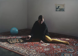 Brigitte Stenzel | Stilleben  gelbe Strumpfhose | 2022 | l auf Leinwand | 130 x 180 cm | Foto Florian Huth